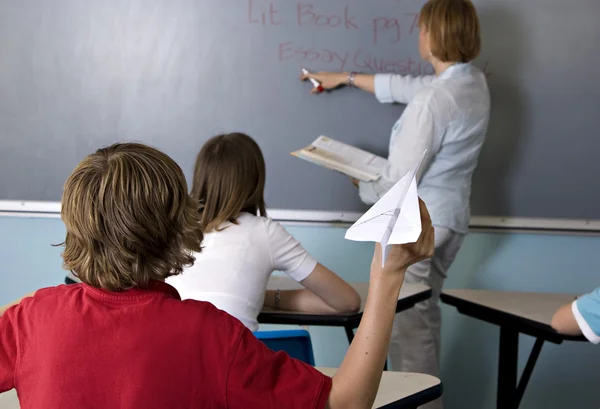 Estudiantes traviesos en el aula — Foto de Stock