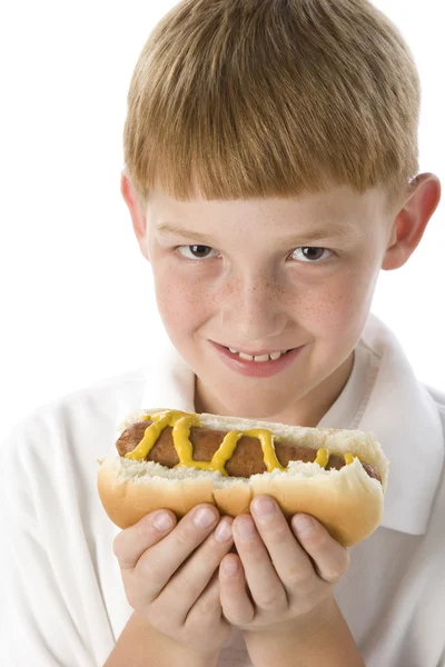 Ragazzo dai capelli rossi con hotdog in mano — Foto Stock