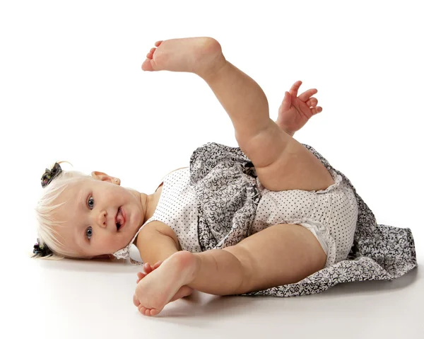 Una niña pequeña con el pelo rubio en blanco — Foto de Stock