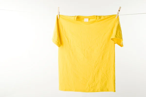 Camiseta amarela brilhante — Fotografia de Stock
