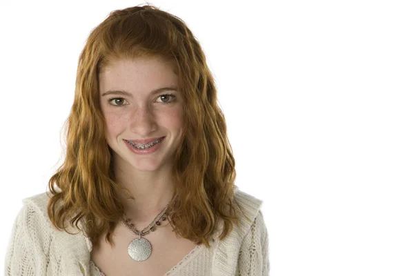 Rödhåriga tonårig flicka med tandställning — Stockfoto