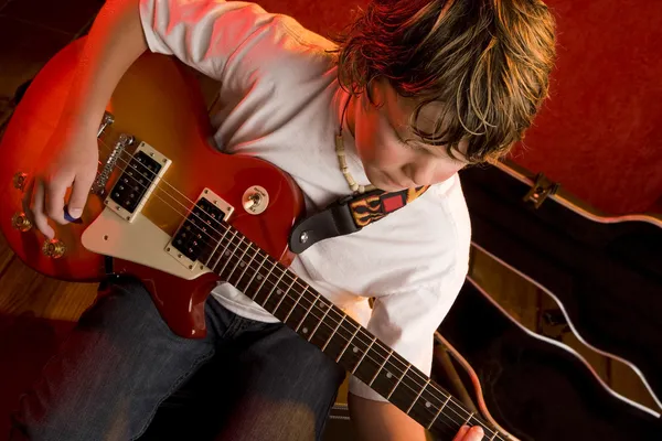 Boy suona la chitarra elettrica — Foto Stock