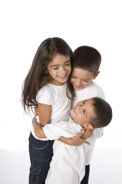 Симпатичные испанские братья и сестры обнимаются — стоковое фото