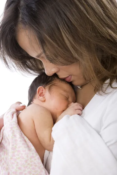 Jonge moeder met haar baby — Stockfoto