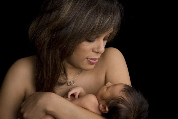 Aantrekkelijke vrouw met haar pasgeboren baby — Stockfoto