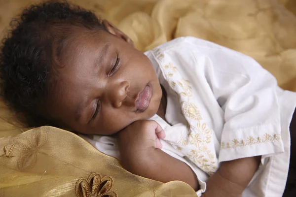 Bebê americano africano recém-nascido adormecido — Fotografia de Stock