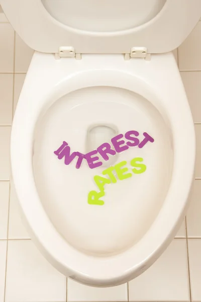 Badkamer toilet met de inscriptie nterest tarieven — Stockfoto