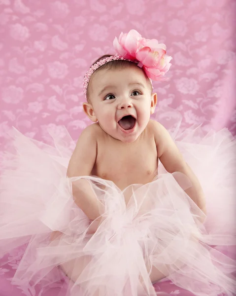 Sorrindo bebê menina vestindo babados tutu e headband posando — Fotografia de Stock