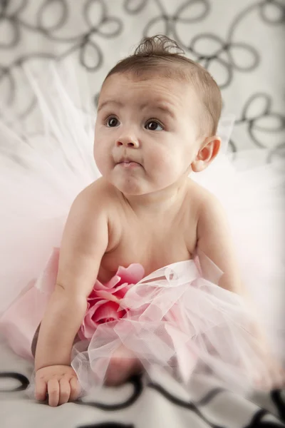 Linda niña sentada usando un tutú con volantes — Foto de Stock