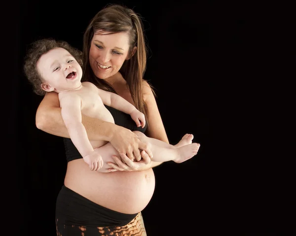 Madre embarazada sosteniendo a su bebé — Foto de Stock