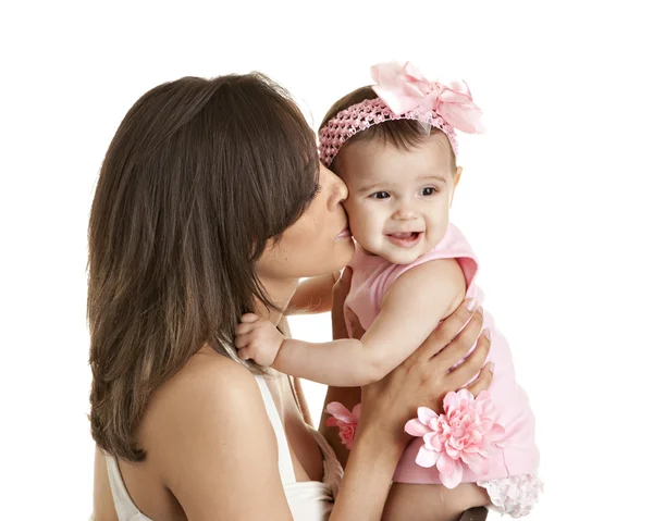 Mulher beijando sua filha bebê — Fotografia de Stock