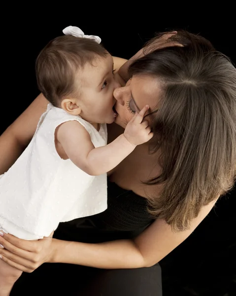 Bebê filha beijando sua mamãe — Fotografia de Stock