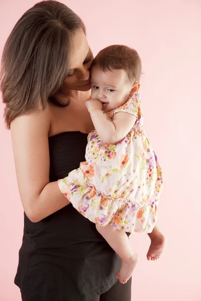 Tierna madre abrazando a su hija bebé —  Fotos de Stock