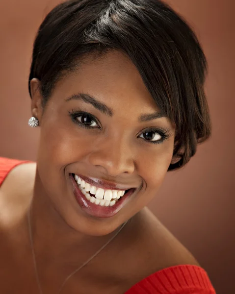 Portrét mladého úsměvu černá žena — Stock fotografie