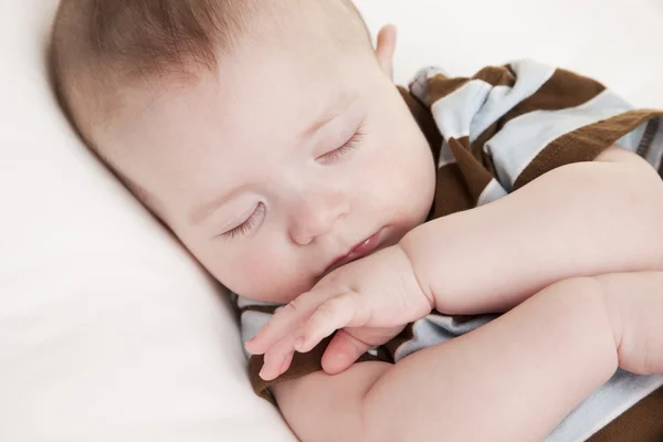 Slapende Kaukasische jongen — Stockfoto