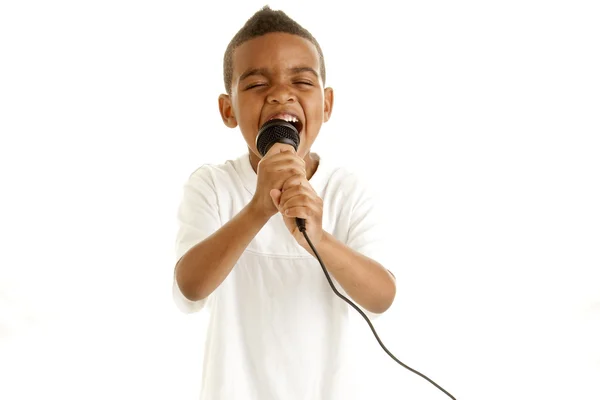 Kleine jongen zingt met microfoon — Stockfoto