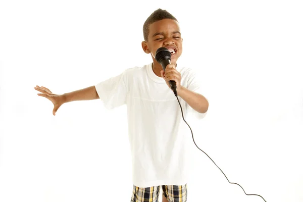 Küçük çocuk ile mikrofon şarkı söylüyor. — Stok fotoğraf