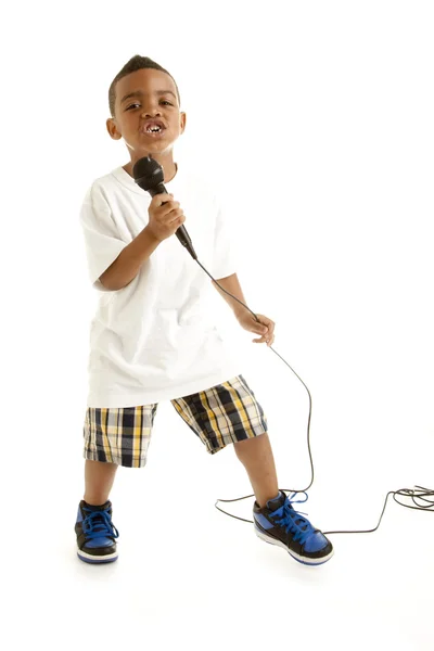 Pequeno menino crooner executa uma canção — Fotografia de Stock