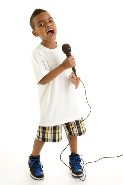 Küçük çocuk şarkıcı şarkı performans sergiliyor. — Stok fotoğraf