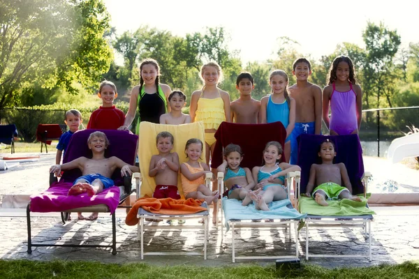 Crianças relaxando na piscina exterior Fotos De Bancos De Imagens Sem Royalties