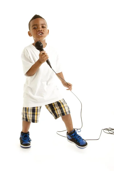 Liten pojke crooner utför en låt Stockfoto