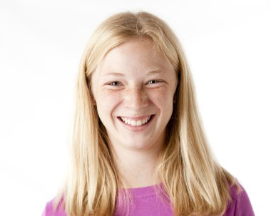 sarışın kız gülümseyerek