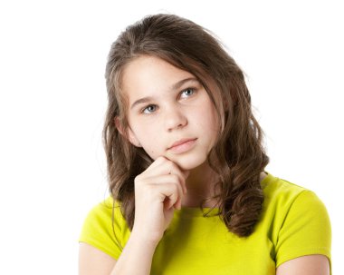 yüzünde düşünceli bir ifade ile güzel kız