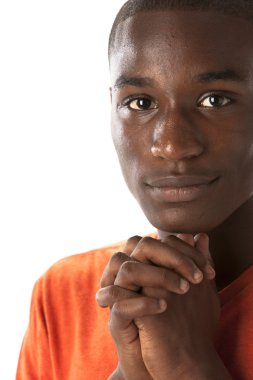 Afrikalı-Amerikalı genç çocuğun gülümseyen