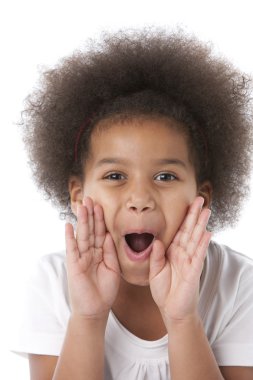 karışık ırk küçük kız bağırdı yüksek sesle