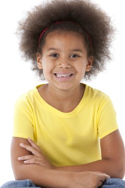 Afro-Amerikan kız kocaman bir gülümseme ile