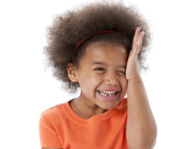 Afrika kökenli Amerikalı küçük kız gülerek