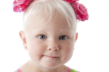 Beyaz toddler kız gülümseyerek çok güzel