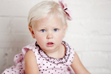Beyaz toddler kız portresi