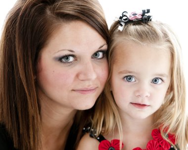 Beyaz anne ve gülümseyen kız