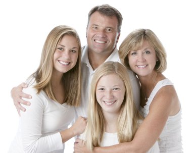 Anne, baba ve iki kızı ile dört kişilik aile gülümseyen bir headshot