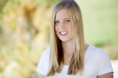 görüntü gülümseyen sarışın genç kız