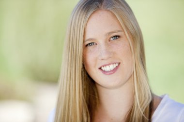 gülümseyen sarışın genç kız portresi