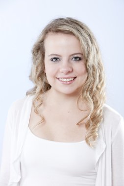 görüntü gülümseyen bir sarışın genç kız