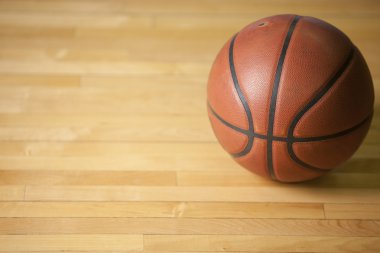 Mahkeme yerde basketbol topu