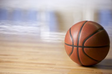 cerca de pelota de baloncesto en el piso de la corte