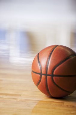 cerca de pelota de baloncesto en el piso de la corte