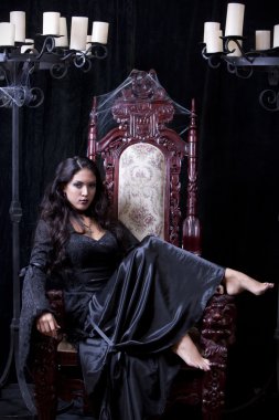 tüyler ürpertici bir sandalyede oturan Dişi vampir