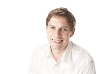 Beyaz genç adam gülümsüyor