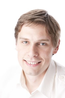 Beyaz genç adam gülümseyen bir görüntü