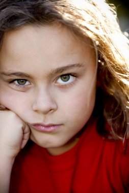 Headshot güneş dışında ciddi karışık yarış çocuk