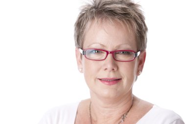 yetişkin kadın ortasında gülümseyen beyaz bir görüntü