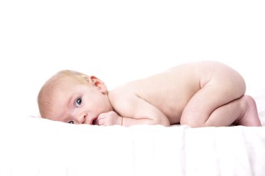 Uyarı ve snuggled yumuşak beyaz battaniye üzerinde beyaz bebek görüntüsü
