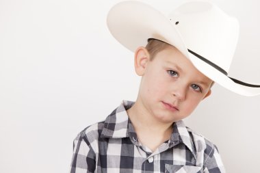 kovboy şapkası giyen ciddi küçük çocuk