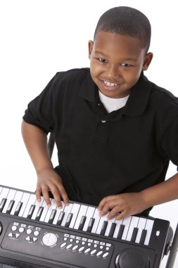 Piyano Çalma Afro-Amerikan çocuk görüntüsü