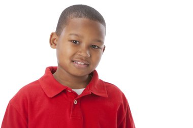 Afro-Amerikan gülümseyen küçük çocuk bir gülümseme ile